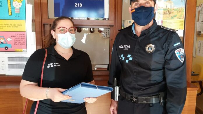 La buena samaritana con la carpeta que contenía el dinero.