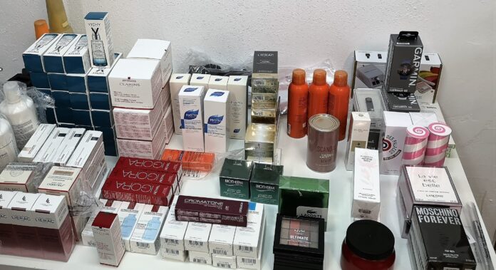 Parte del material intervenido a un vecino de Brihuega por la Guardia Civil, con productos de cosmética de alta gama de más que dudosa procedencia.