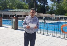 Evaristo Olcina, ante el vaso más antiguo de la piscina de Guadalajara, con más de medio siglo de actividad.