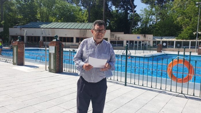 Evaristo Olcina, ante el vaso más antiguo de la piscina de Guadalajara, con más de medio siglo de actividad.