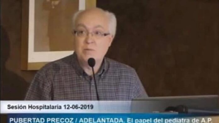 Francisco Tejero González, exponiendo una ponencia en el Hospital, en 2019.