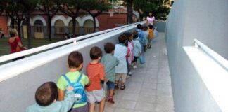 Niños a la entrada de su clase de Educación Infantil, en una escena que se podrá repetir así este próximo curso.