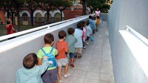 Niños a la entrada de su clase de Educación Infantil, en una escena que se podrá repetir así este próximo curso.