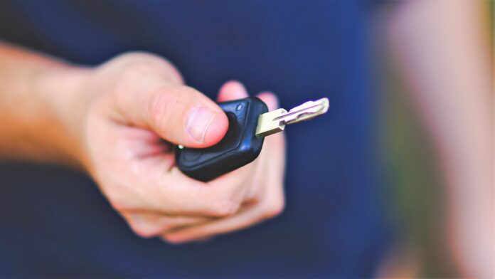 Más seguro que el mando a distancia es usar la propia llave del vehículo.