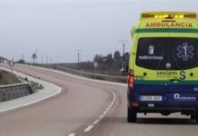 Traslado de un paciente en ambulancia por la N-211. (Foto: La Crónic@)