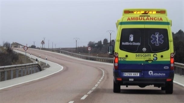 Traslado de un paciente en ambulancia por la N-211. (Foto: La Crónic@)