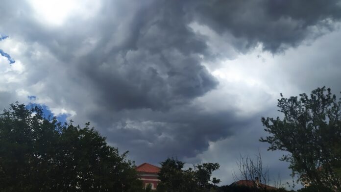 Nubes de tormenta sobre Cabanillas del Campo el 31 de mayo de 2020. (Foto: La Crónic@)