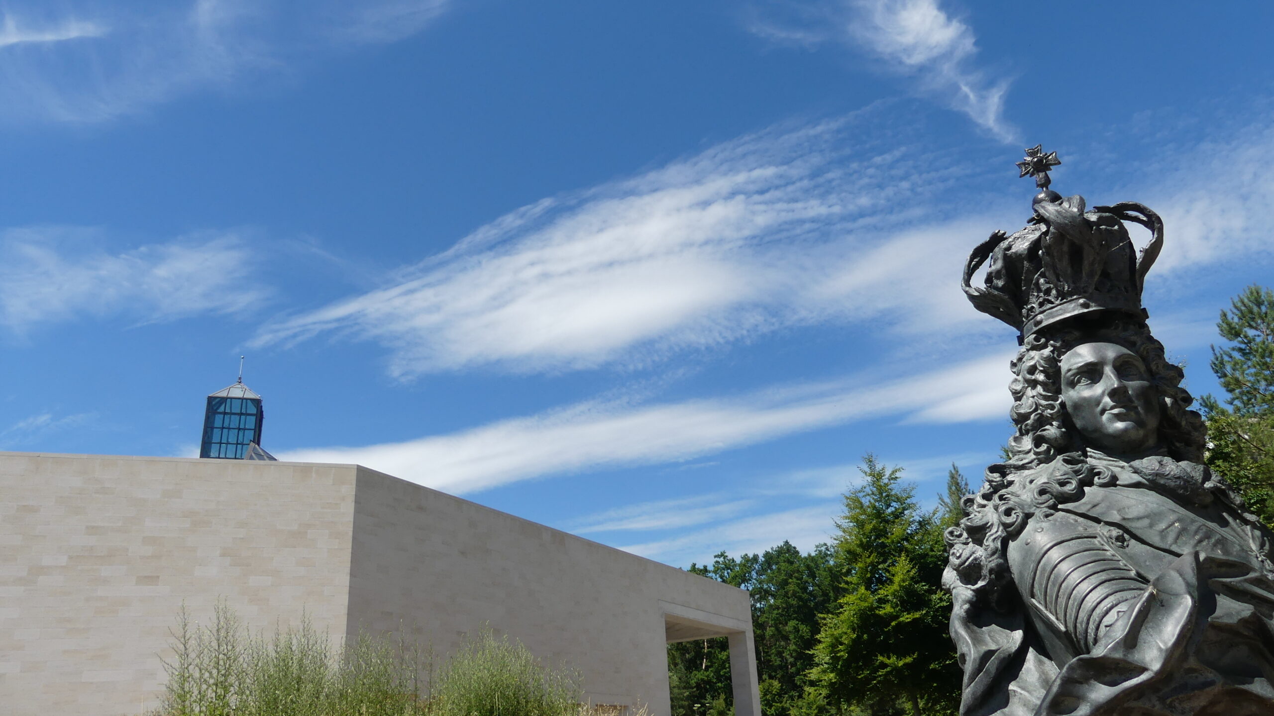 Esta es la escultura de autor español que debe buscar el viajero en Luxemburgo. (Foto: La Crónic@)