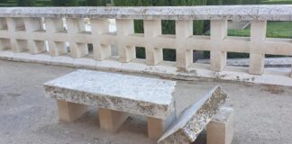 Banco destrozado en los jardines del Infantado, en Guadalajara.