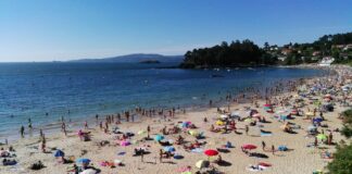 Una playa gallega en 2016, con sus correspondientes veraneantes madrileños. (Foto: La Crónic@)