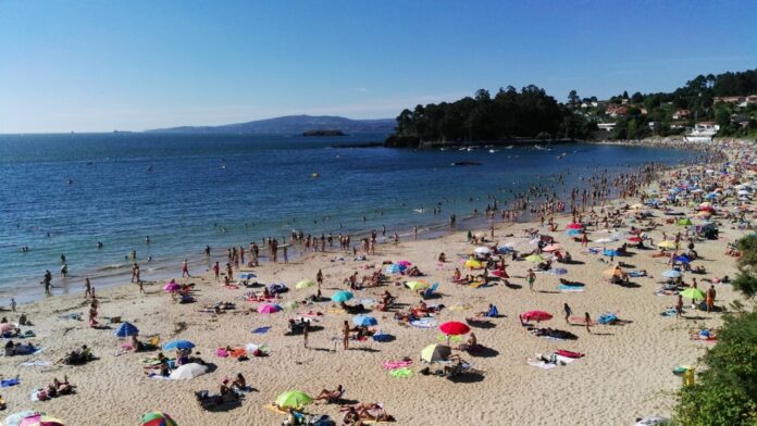 Una playa gallega en 2016, con sus correspondientes veraneantes madrileños. (Foto: La Crónic@)