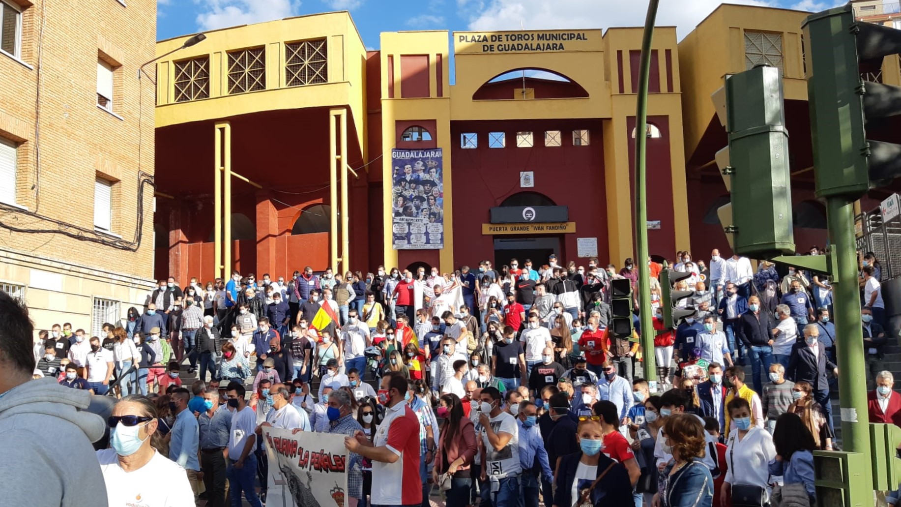 El paseo en apoyo de latauromaquia ha empezado en la corrida de toros y ha terminado ante el Palacio del Infantado.