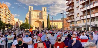 Parte de los asistentes al paseo en Guadalajara en defensa de los toros, a su paso por la plaza de Santo Domingo.
