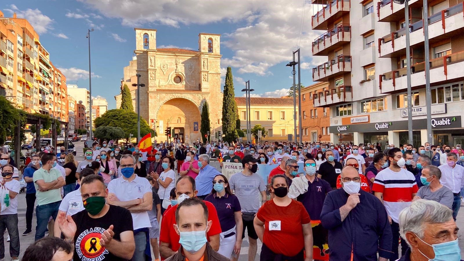 Parte de los asistentes al paseo en Guadalajara en defensa de los toros, a su paso por la plaza de Santo Domingo.