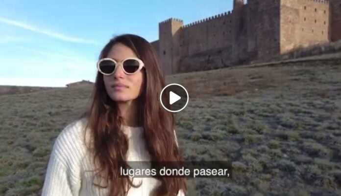 Fotograma del vídeo promocional de Turismo de Castilla-La Mancha, con el castillo de Sigüenza al fondo.