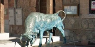 El toro está tan presente en Almoguera que hasta tiene su estatua, en bronce.