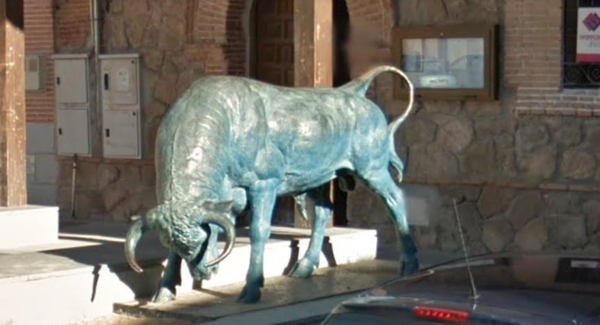 El toro está tan presente en Almoguera que hasta tiene su estatua, en bronce.