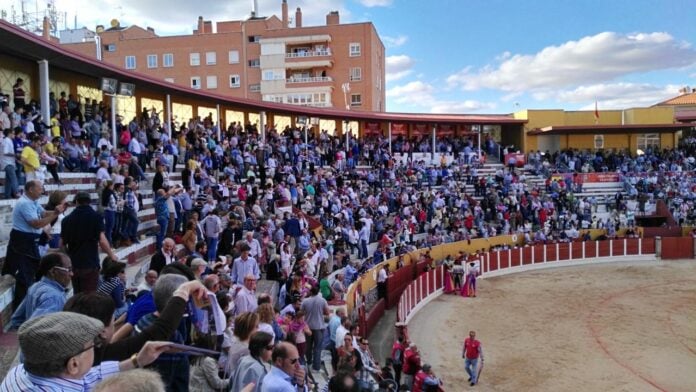 Plaza de Toros de Guadalajara, con una presencia de aficionados en los tendidos inviable con las actuales normas por el coronavirus. (Foto: La Crónic@)