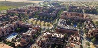 Vista aérea de las primeras promociones de Valdeluz; al fondo, solares sin edificar.