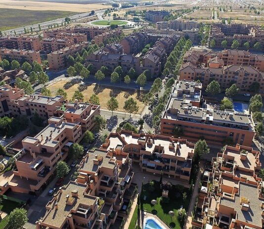 Vista aérea de las primeras promociones de Valdeluz; al fondo, solares sin edificar.