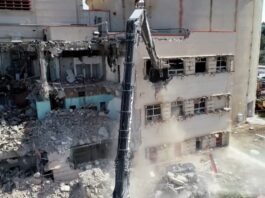 El edificio administrativo de la central de Zorita, en plena demolición.