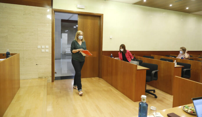 Picazo, haciendo su entrada a la Comisión de Educación de las Cortes de Castilla-La Mancha.