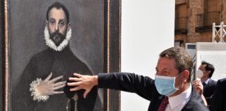 Page no se ha podido resistir a bromear con El caballero de la mano en el pecho, en su reproducción seguntina.