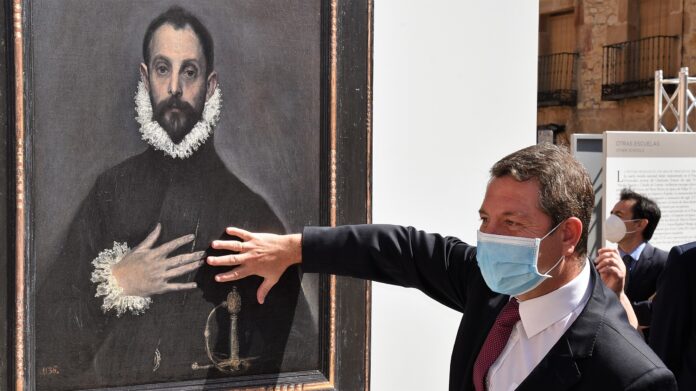 Page no se ha podido resistir a bromear con El caballero de la mano en el pecho, en su reproducción seguntina.