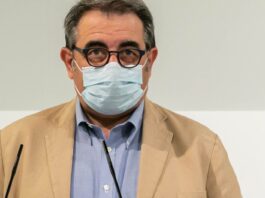El consejero de Sanidad ha anunciado la obligatoriedad de la mascarilla sin desprenderse de la suya durante toda la rueda de prensa.