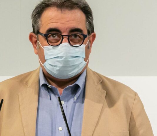 El consejero de Sanidad ha anunciado la obligatoriedad de la mascarilla sin desprenderse de la suya durante toda la rueda de prensa.