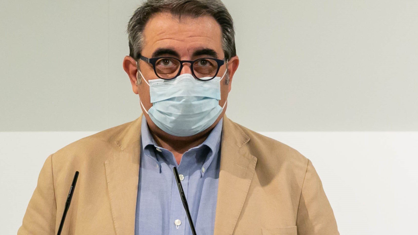 El consejero de Sanidad ha anunciado la obligatoriedad de la mascarilla sin desprenderse de la suya durante toda la rueda de prensa.