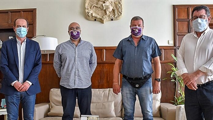 Alberto Rojo junto a los directivos del Deportivo Guadalajara y el concejal Evaristo Olcina.