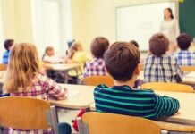 ¿Cuántos alumnos caben en un aula? Tenemos ya los límites fijados para 2026 Aula en un colegio.
