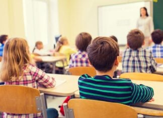 ¿Cuántos alumnos caben en un aula? Tenemos ya los límites fijados para 2026 Aula en un colegio.