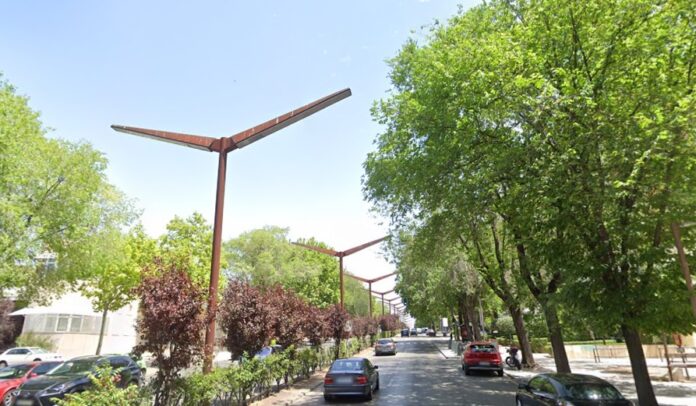 No sobra iluminación en la Avenida del Ejército.