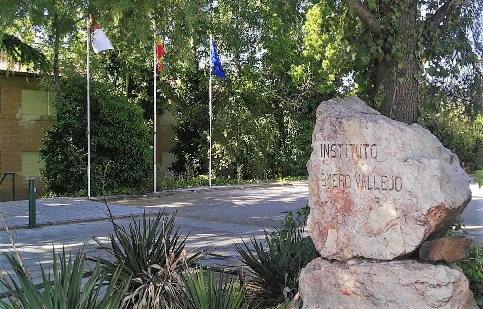 Acceso al Instituto Buero Vallejo, de Guadalajara. (Foto: La Crónic@)