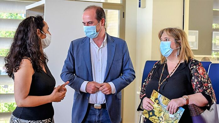 Concha Carlavilla charla con Alberto Rojo y Riansares Serrano en la biblioteca municipal de Guadalajara.