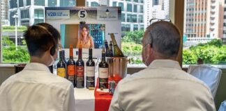 Un momento de la cata telemática en Hong Kong, con vinos de La Mancha.