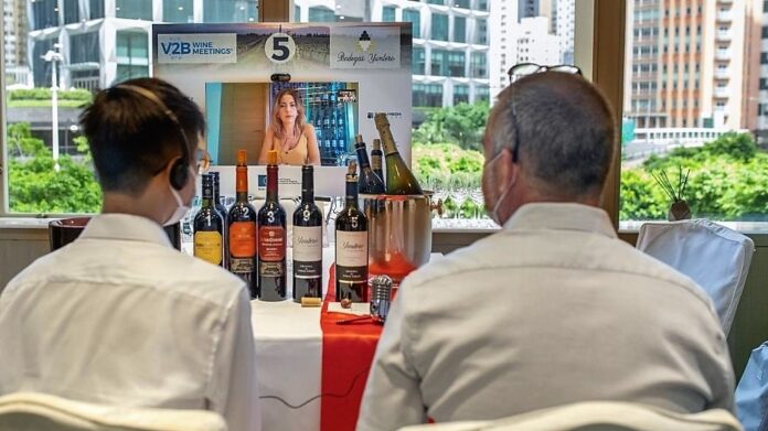 Un momento de la cata telemática en Hong Kong, con vinos de La Mancha.
