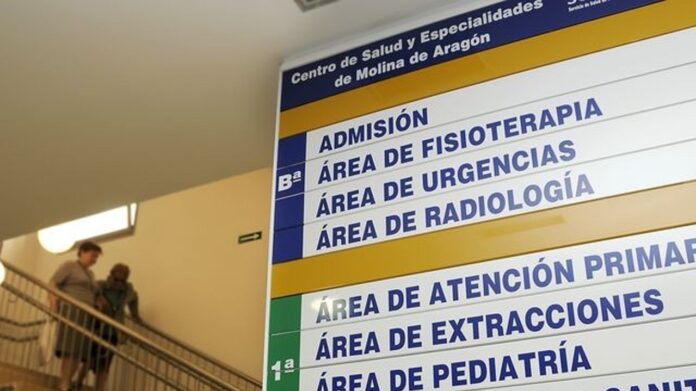 Los jóvenes se desplazaron hasta el centro de salud de Molina de Aragón, donde les confirmaron que eran positivos por COVID-19.