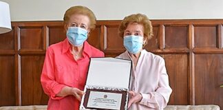 Mari y Ascen de Blas con la placa que han recibido de manos del alcalde de Guadalajara el 7 de julio de 2020.