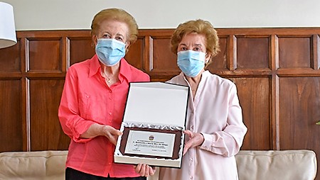 Mari y Ascen de Blas con la placa que han recibido de manos del alcalde de Guadalajara el 7 de julio de 2020.