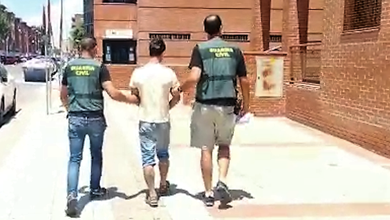 El detenido por los robos de Rillo de Gallo, flanqueado por agentes de la Guardia Civil.