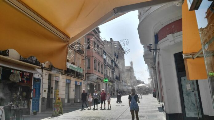 Se barajó cubrir con toldos la Calle Mayor, pero los únicos que siguen son los de algunos comercios. (Foto: La Crónic@)