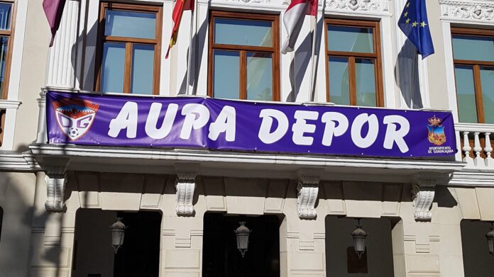 Pancarta en apoyo del Deportivo Guadalajara, colgada en el Ayuntamiento al inicio del play off de ascenso en julio de 2020. (Foto: La Crónic@)