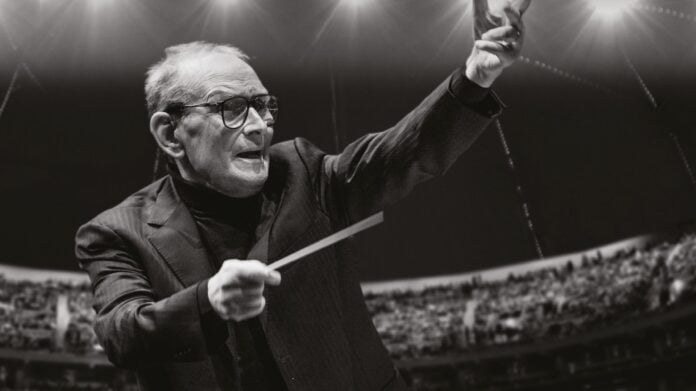 Ennio Morricone, dirigiendo una de sus obras.