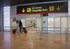 Más vuelos hacia España para ver el eclipse del 12 de agosto Una persona empuja dos maletas mientras abandona la sala de llegadas 1 de la Terminal 1 del Aeropuerto de Barajas, en Madrid el 4 de julio de 2020.