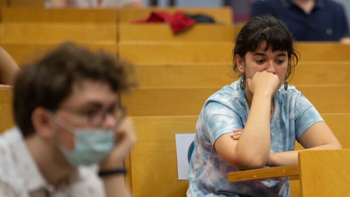 Jóvenes con y sin mascarilla.