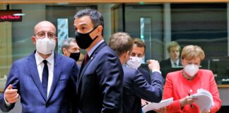 Pedro Sánchez, en las negociaciones del Fondo de Recuperación; al fondo, Merkel y Macron.