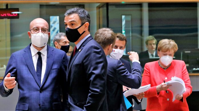 Pedro Sánchez, en las negociaciones del Fondo de Recuperación; al fondo, Merkel y Macron.